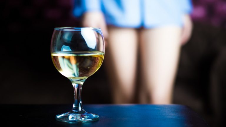seks alkohol kieliszek 768x432 - Seks po alkoholu - czemu kobiety wolą się kochać po alkoholu