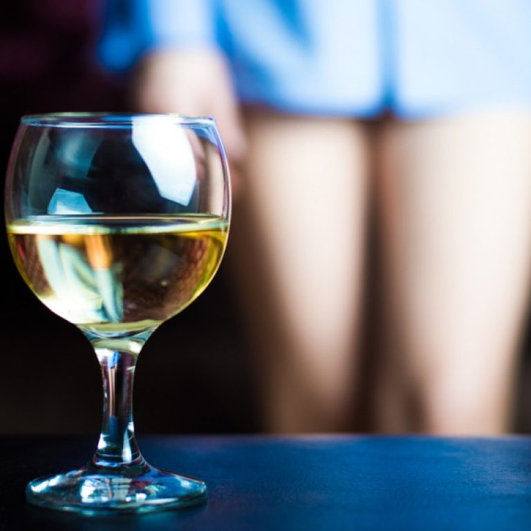 Seks po alkoholu - czemu kobiety wolą się kochać po alkoholu
